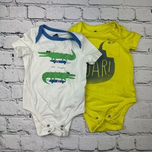 2 Short Sleeve Baby Gap Onesies Size 6-12 Months White Blue and Yellow